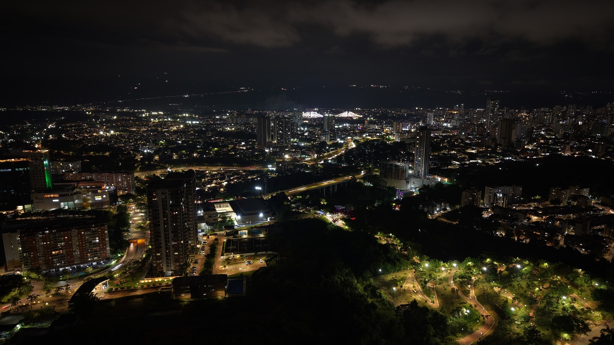 Vista nocturna de la ciudad